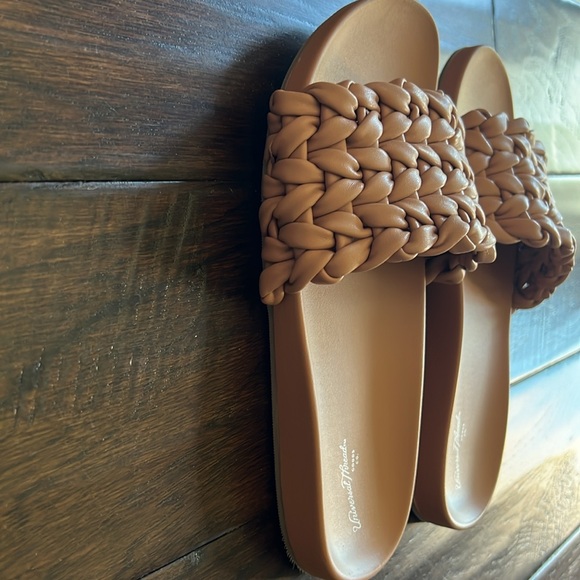 Universal Threads sandals - Picture 2 of 2